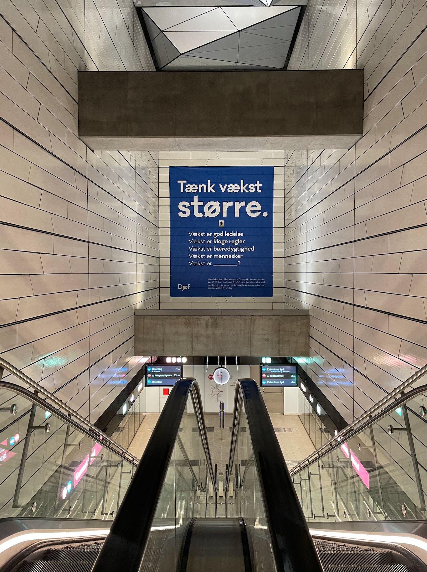 Live kampagne på Metro: Gammel Strand - Djøf banner set fra rulletrappen