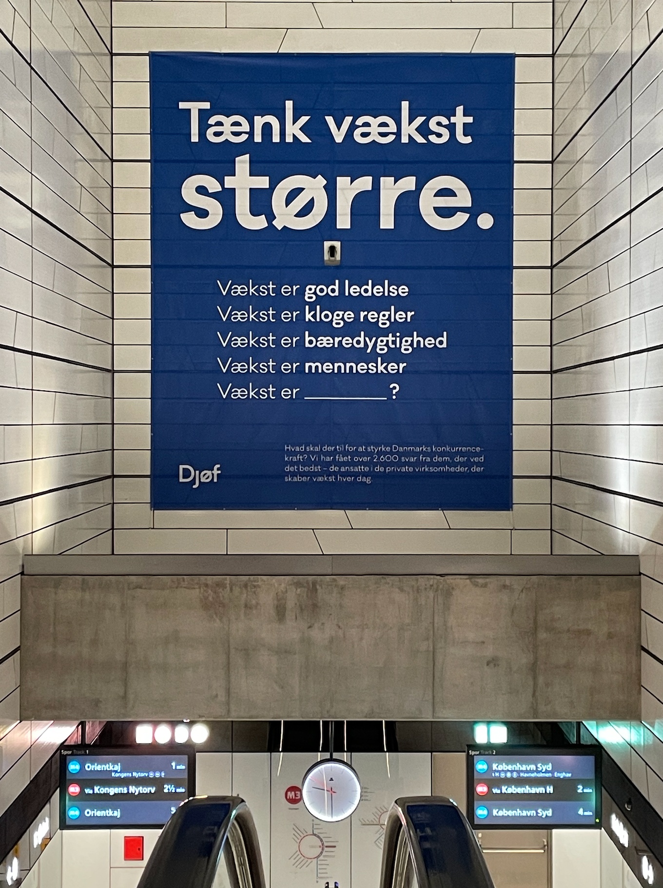 Live kampagne på Metro: Gammel Strand - Djøf banner set nedefra